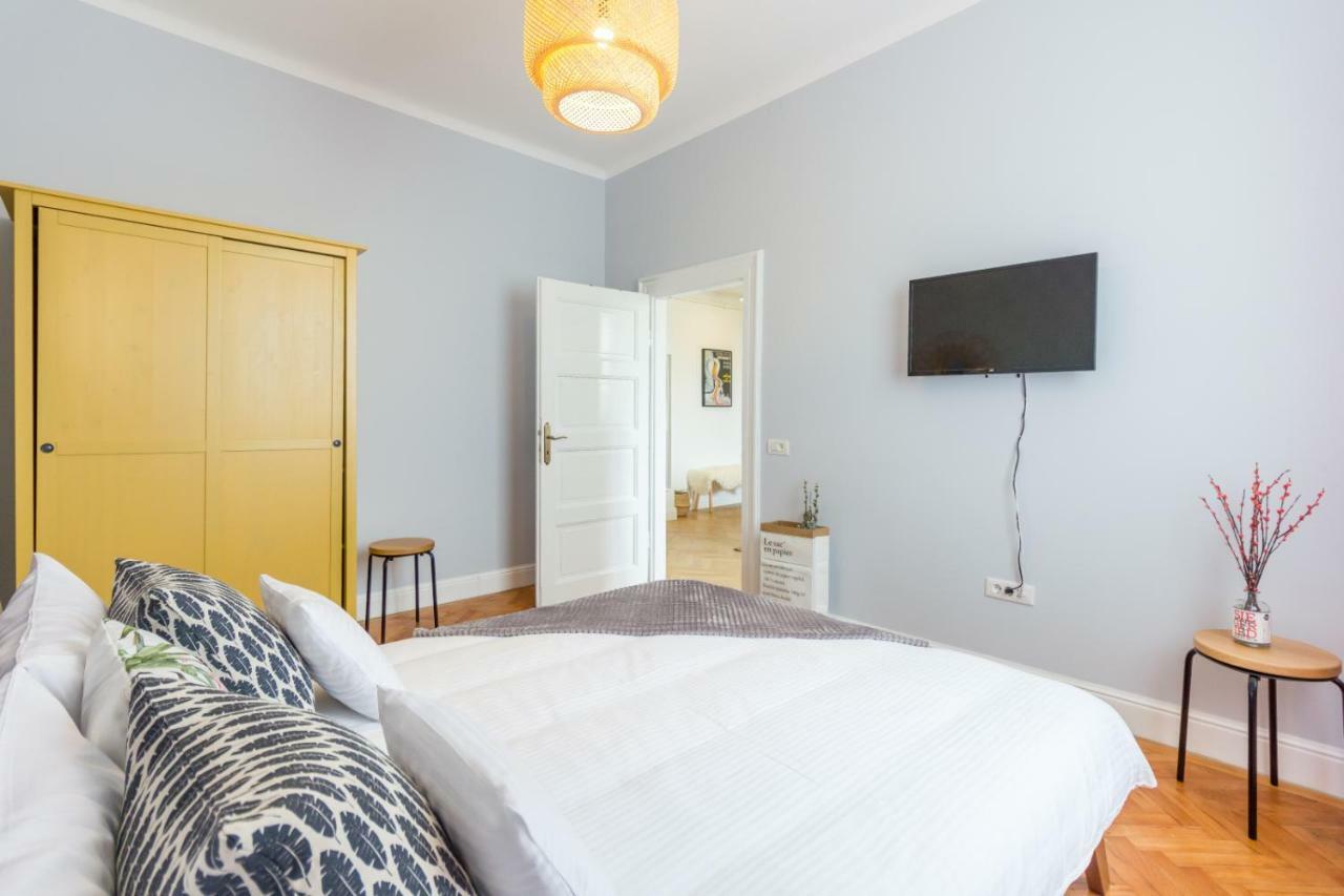City Chic 3 Bedroom Apartment Cluj Napoca Bagian luar foto