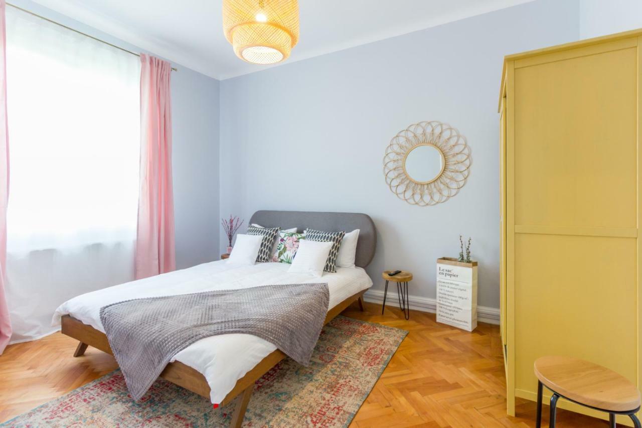 City Chic 3 Bedroom Apartment Cluj Napoca Bagian luar foto