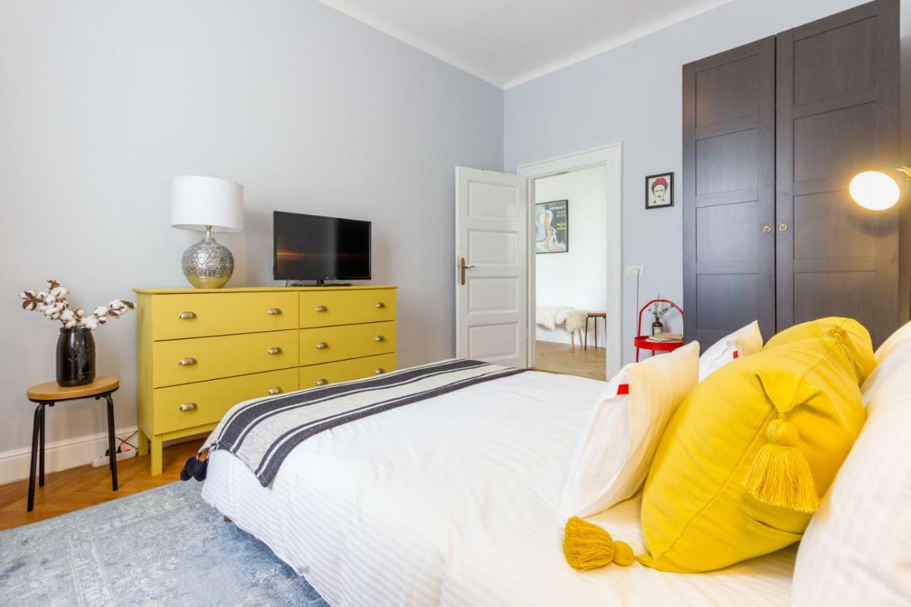 City Chic 3 Bedroom Apartment Cluj Napoca Bagian luar foto