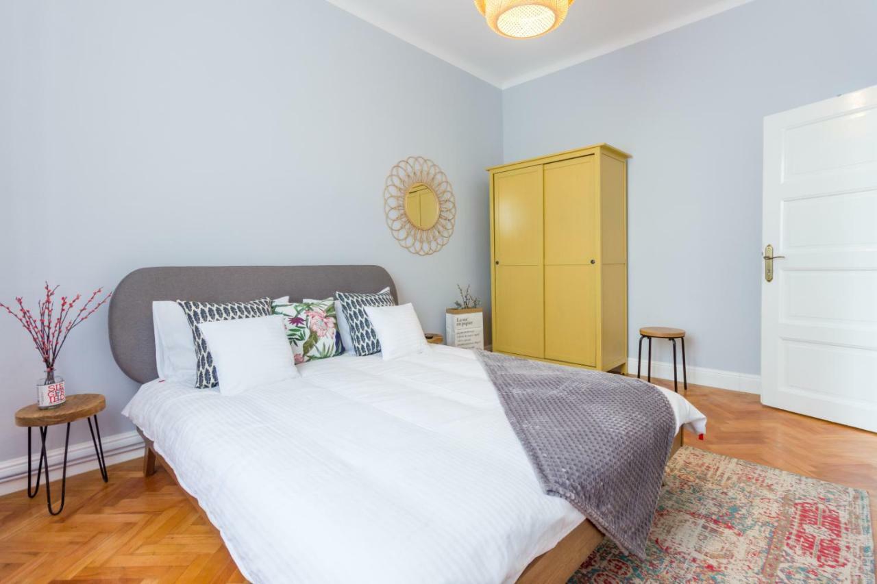 City Chic 3 Bedroom Apartment Cluj Napoca Bagian luar foto